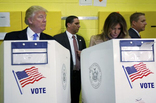 دونالد ترامپ نامزد ریاست جمهوری آمریکا و همسرش در زمان رأی گیری در نیویورک - اسپوتنیک ایران  