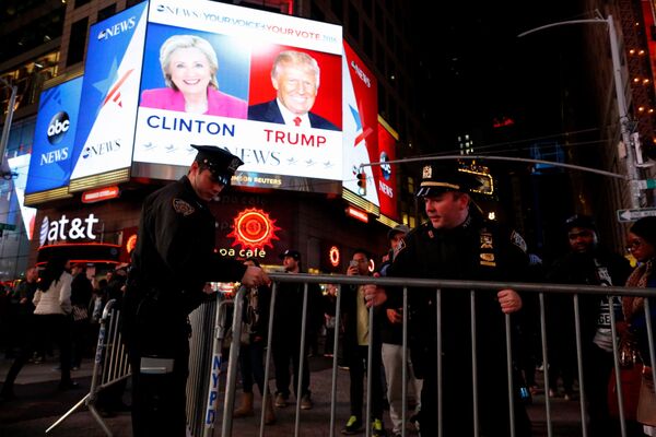 پلیس نیویورک در « میدان تایمز» در انتظار اعلام نتایج انتخابات در آمریکا - اسپوتنیک ایران  