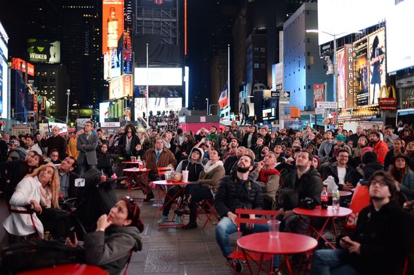 شهروندان در میدان « تایمز» در نیویورک در مقابل اکران نتایج اولیه شمارش آراء در انتخابات ریاست جمهوری آمریکا - اسپوتنیک ایران  
