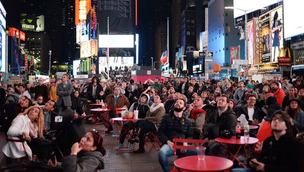 Горожане на площади Таймс-сквер в Нью-Йорке у экранов с предварительными итогами подсчета голосов на выборах президента США - اسپوتنیک ایران  