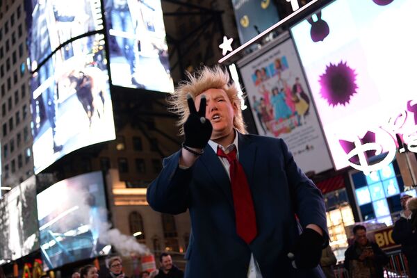 شهروندان با ماسک دونالد ترامپ کاندید ریاست جمهوری از طرف حرب جمهوریخواه در میدان « تایمز» نیویورک - اسپوتنیک ایران  
