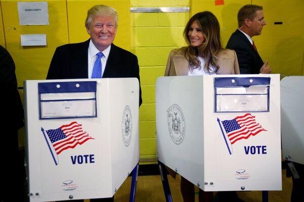 دونالد ترامپ کاندید ریاست جمهوری از حزب جمهوریخواه و همسرش ملانیا ترامپ در شعبه اخذ رأی در نیویورک - اسپوتنیک ایران  