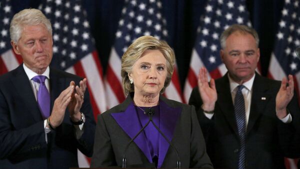 Бывший президент США Билл Клинтон, кандидат в президенты США Хиллари Клинтон и сенатор Тим Кейн после оглашения результатов президентских выборов - اسپوتنیک ایران  