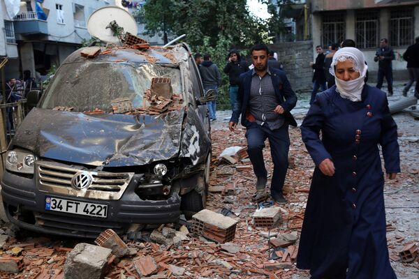 مردم در نزدیکی خودروی آسیب دیده بر اثر انفجار در شهر « دیاربکر» ترکیه - اسپوتنیک ایران  