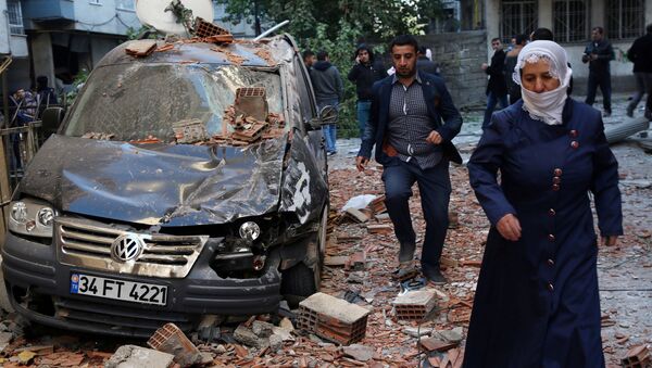 Люди у поврежденного взрывом автомобиля в турецком городе Диярбакыр - اسپوتنیک ایران  