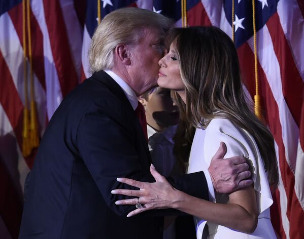 دونالد ترامپ همراه همسرش پس از پیروزی در  انتخابات ریاست جمهوری در آمریکا - اسپوتنیک ایران  