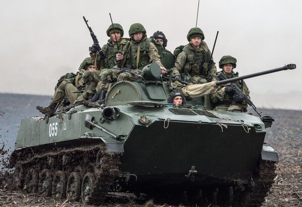 نظامیان روسیه در زمان  تمرینات مشترک نیروهای هوابرد  روسیه، بلاروسی و صربستان  تحت عنوان «  برادری اسلاوی -2016» در صربستان - اسپوتنیک ایران  
