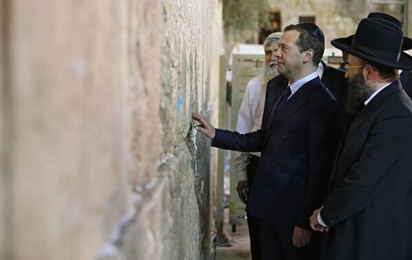 دمیتری مدودوف  نخست وزیر روسیه در زمان دیدن از دیوار ندبه اورشلیم - اسپوتنیک ایران  