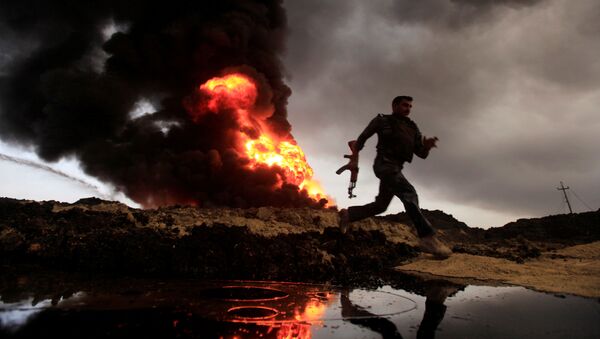 Огонь и дым над нефтяными скважинами, подожженными боевиками ИГ в Кайяре, Ирак - اسپوتنیک ایران  
