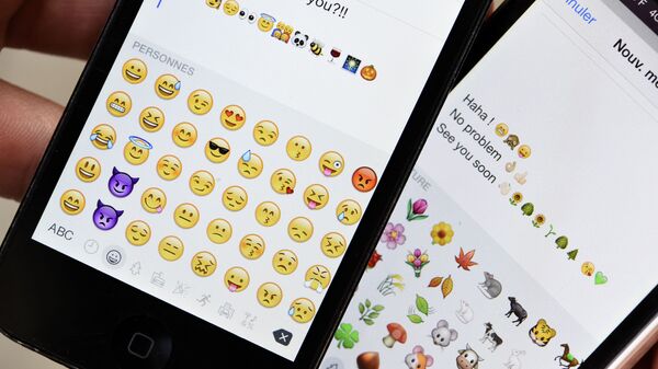 Смайлики Emoji на экранах телефонов - اسپوتنیک ایران  