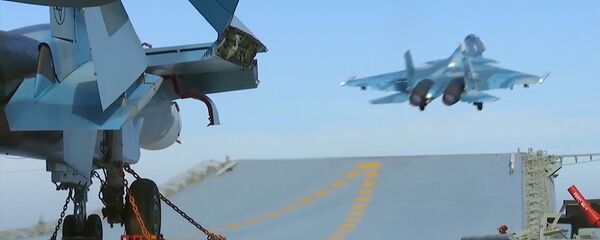 Истребитель Су-33 производит посадку на палубу тяжелого авианесущего крейсера Адмирал Флота Советского Союза Кузнецов у берегов Сири - اسپوتنیک ایران  