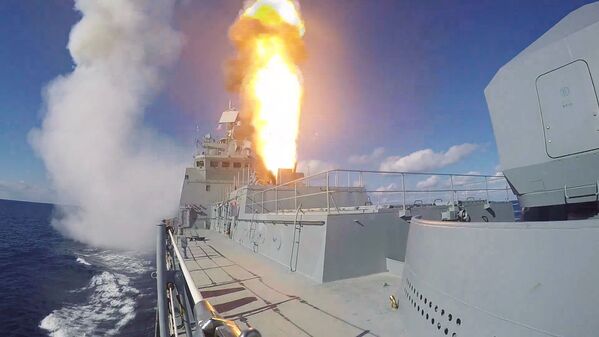 شلیک از کشتی جنگی « دریاسالار گریگورویچ» در زمان عملیات جنگی در سوریه - اسپوتنیک ایران  