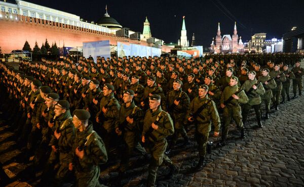 .حرکت نظامیان  در میدان سرخ در زمان تمرین رژه  نظامی در مسکو - اسپوتنیک ایران  