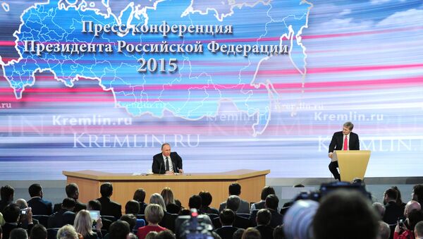 Президент России Владимир Путин и пресс-секретарь президента РФ Дмитрий Песков на одиннадцатой большой ежегодной пресс-конференции - اسپوتنیک ایران  