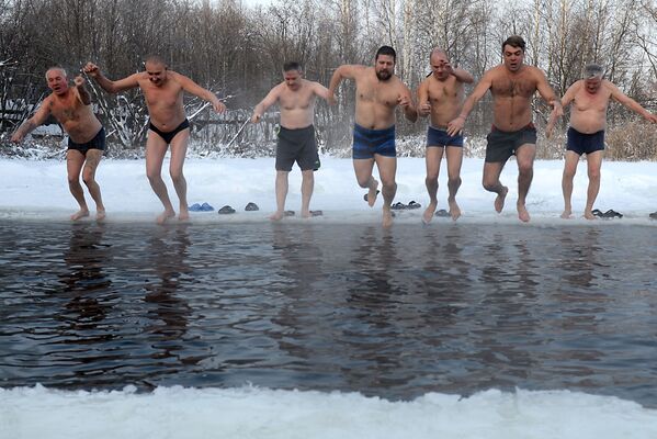 دوستداران شنای زمستانی در  باشگاه « خرس سفید» در یکاترینبورگ - اسپوتنیک ایران  