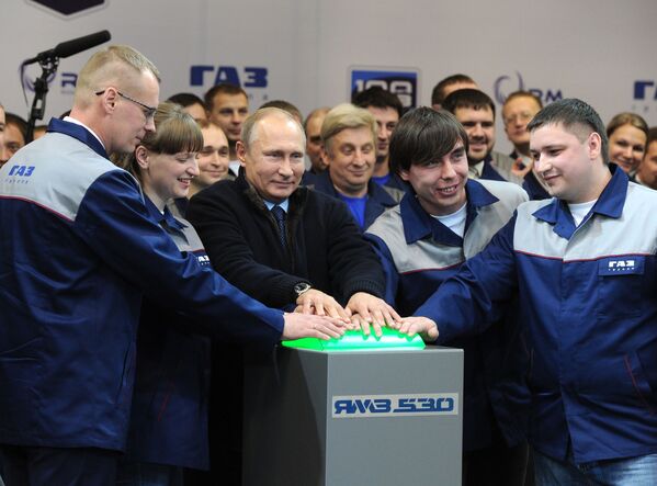 ولادیمیر پوتین رئیس جمهور روسیه در  مراسم  آغاز تولید سریال  موتورهای گازی در یاروسلاول روسیه - اسپوتنیک ایران  
