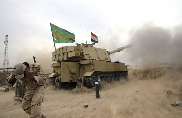 سرباز ارتش عراق  در کنار توپ 155 میلیمتری در حال آتشباری بسوی  شبه نظامیان « داعش» در  حومه موصل - اسپوتنیک ایران  