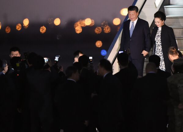 شی جین پینگ رئیس جمهور چین  و همسرش در اجلاس بین المللی آسیا – اقیانوسیه  در لیما پایتخت پرو - اسپوتنیک ایران  
