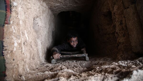 Мальчик в самодельном бомбоубежище в сирийском городе Дума - اسپوتنیک ایران  