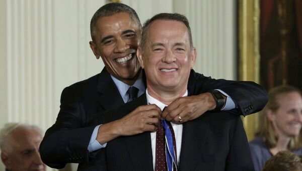 Президент США Барак Обама награждает Тома Хэнкса медалью Свободы в Вашингтоне - اسپوتنیک ایران  