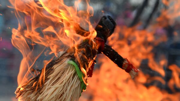 Сжигание чучела на празднике Широкая Масленица - 2016 в Казани - اسپوتنیک ایران  