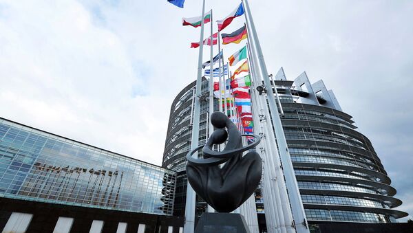 Скульптура Сердце Европы напротив здания Европарламента в Страсбурге - اسپوتنیک ایران  