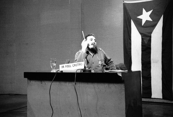 فیدل کاسترو  در  یکی از  برنامه های غیر رسمی طولانی  رادیویی برای ملت کوبا - اسپوتنیک ایران  