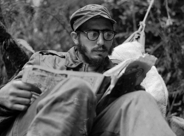 فیدل کاسترو، رهبر کوبا در پایگاه شبه نظامیان در « سرا-مائسترا» در  منطقه کوهستانی کوبا - اسپوتنیک ایران  