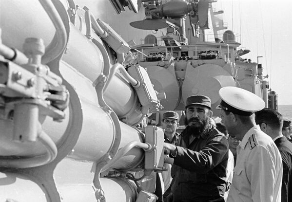فیدل کاسترو در  کشتی جنگی  شوروی - اسپوتنیک ایران  