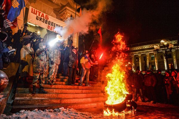 شرکت کنندگان تظاهرات  به مناسبت سالگرد  آغاز  حوادث « میدان» در حال سوزاندن لاستیک خودرو در کی یف - اسپوتنیک ایران  