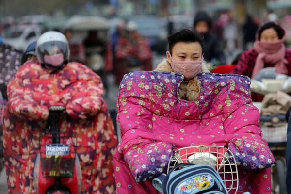 موتورسیکلت سواران در کت های ویژه برای حفاظت خود در مقابل باد های سرد در چین - اسپوتنیک ایران  