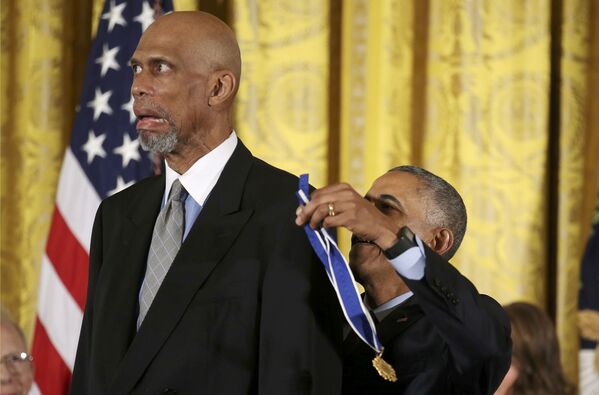 باراک اوباما، رئیس جمهور آمریکا  در زمان مراسم  اعطای جایزه به بسکتبالیست  کریم عبدل جبار در واشنگتن - اسپوتنیک ایران  