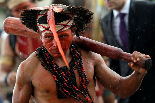 قبیله سرخپوست ها Pataxo در زمان اعتراضات  در مقابل کاخ ریاست جمهوری « پلانالتا» در برزیل - اسپوتنیک ایران  