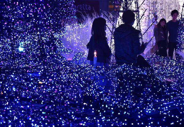 مردم در  میان تزیینات  کریسمس  در توکیو - اسپوتنیک ایران  