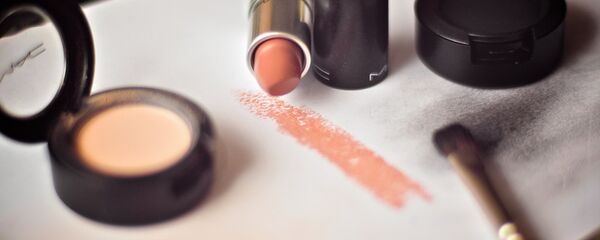 دختربچه ای که با استعداد آرایش، ستاره شبکه های مجازی شد +ویدئو - اسپوتنیک ایران  