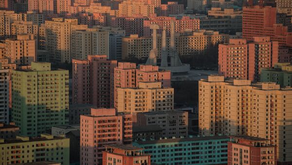 Вид на жилые дома и монумент основания Трудовой Партии Кореи в Пхеняьне - اسپوتنیک ایران  