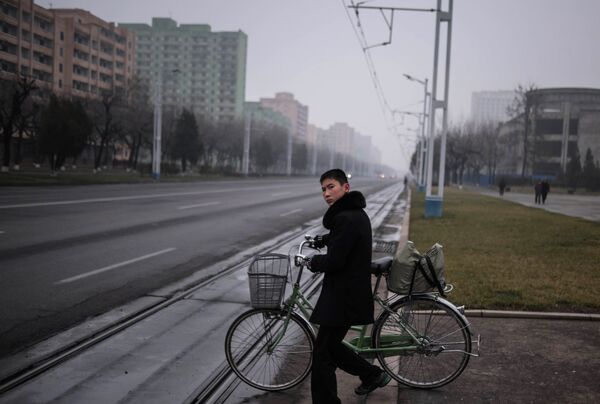 دوچرخه سوار در خیابان پیونگ یانگ - اسپوتنیک ایران  