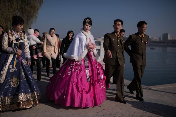 عروس و داماد در ساحل رودخانه « تدونگان» در پیونگ یانگ - اسپوتنیک ایران  