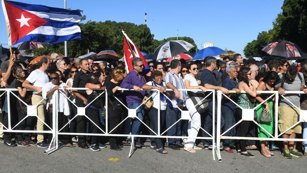 Кубинцы в очереди у монумента Хосе Марти на площади Революции, стоящие проститься с Фиделем Кастро - اسپوتنیک ایران  