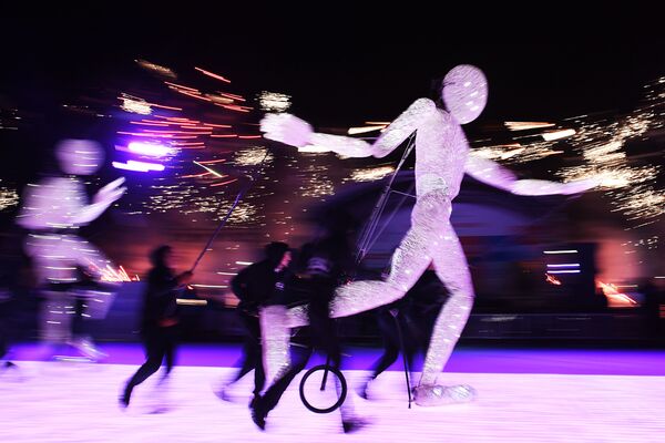 هنرنمایی  تئاتر نور آلمان DUNDU در مراسم افتتاح  زمین یخ در « ودنخا» مسکو - اسپوتنیک ایران  