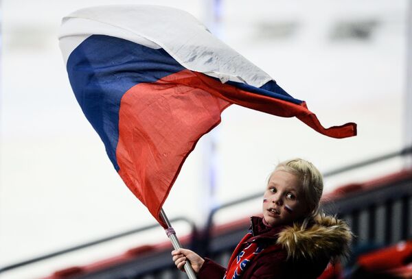 دختری با پرچم روسیه  در  مسابقه  مرحله اول  مسابقات هوکی اروپا 2017-2016 « جام کاریال» - اسپوتنیک ایران  