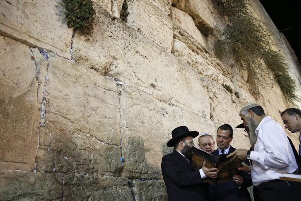 دمیتری مدودف نخست وزیر روسیه در زمان  دیدار از  دیوار  توبه در اورشلیم - اسپوتنیک ایران  