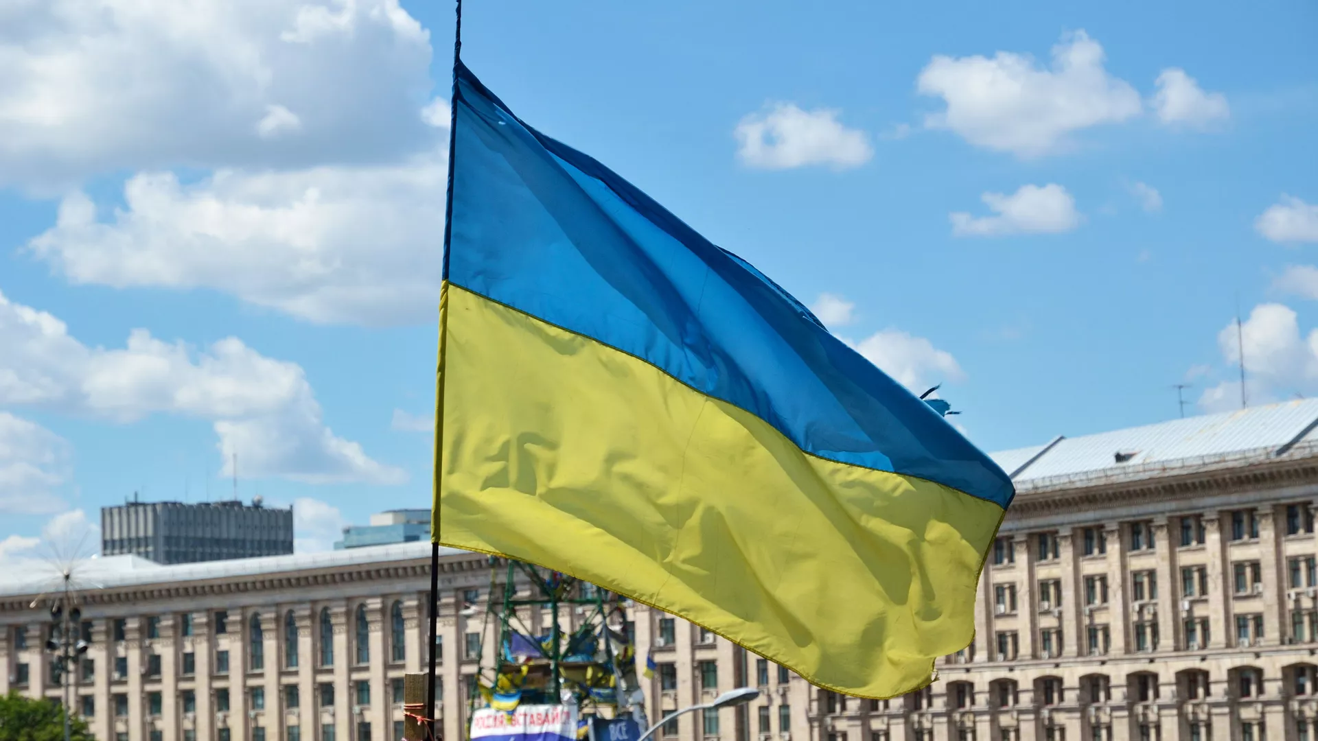 Флаг Украины на площади Независимости в Киеве