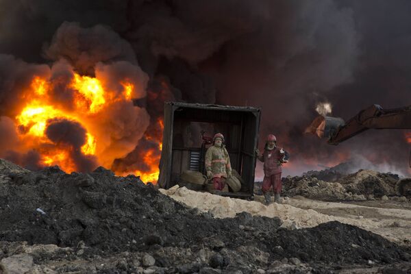 اطفای حریق در چاه نفت در موصل ، عراق - اسپوتنیک ایران  