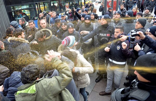 پخش گاز فلفل توسط پلیس برای پراکنده کردن  تظاهرکنندگان در  خیابان های آنکارا، ترکیه - اسپوتنیک ایران  