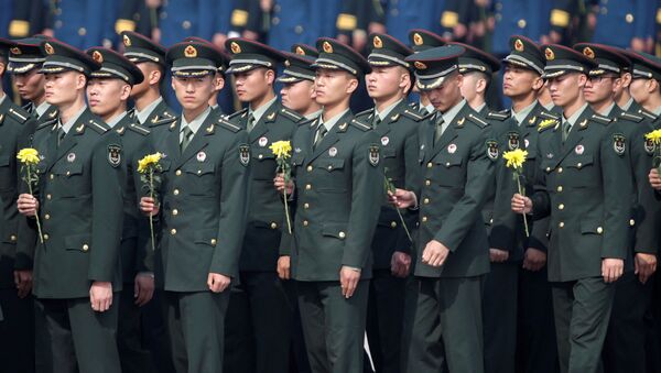 Китайские военнослужащие на памятной церемонии перед памятником народным героям на площади Тяньаньмынь в Пекине в преддверии Дня образования КНР - اسپوتنیک ایران  