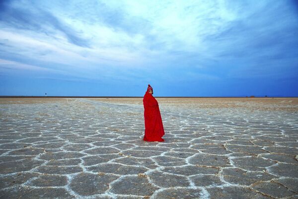 زنی در دریاچه  نمک در بیابان مصر در ایران - اسپوتنیک ایران  
