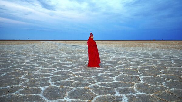 Женщина на соляном озере в районе пустыни Меср в Иране - اسپوتنیک ایران  