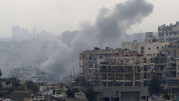 Солдаты сирийской армии тонут в дыму после обстрела в Алеппо - اسپوتنیک ایران  