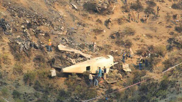Спасатели на месте крушения самолета в Пакистане - اسپوتنیک ایران  
